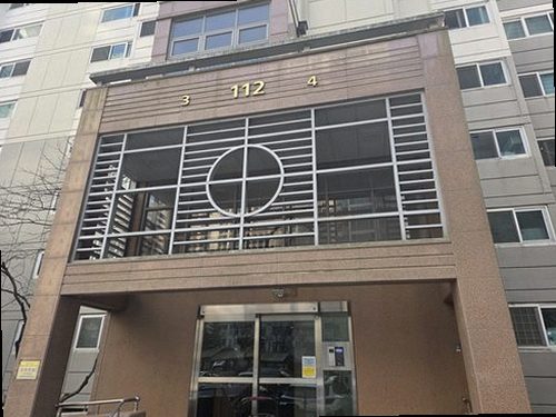 부산 서구 누수탐지 천장 얼룩과 벽지 변색이 나타난 실내 모습